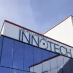 Modern edificio de Grupo Lantero con escaparates de vidrio y señalización de Leca Graphics, unidad especializada en packaging y soluciones de embalaje personalizadas para diferentes sectores industriales.