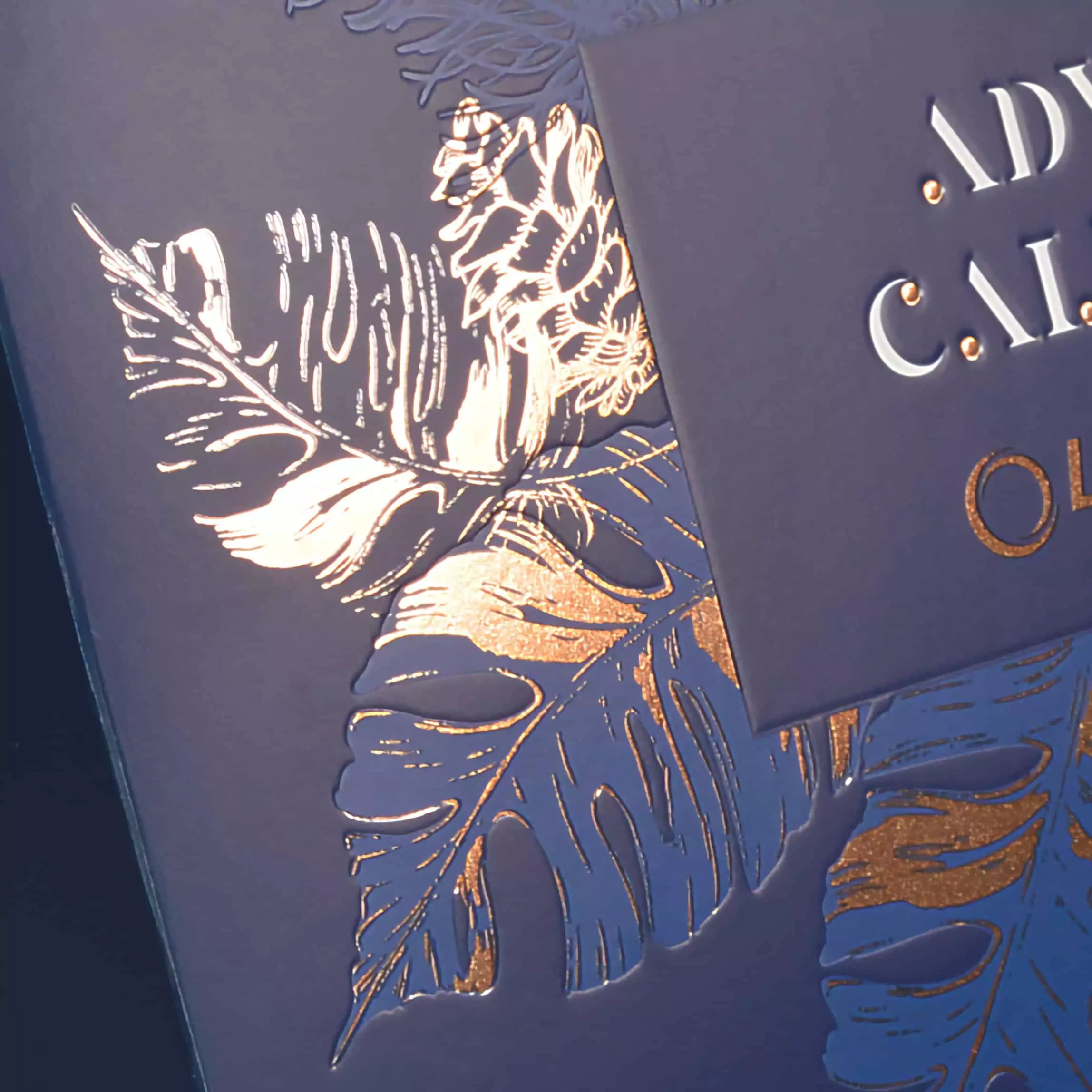 Elegante packaging decorado con detalles en relieve dorado y diseño de hojas tropicales. Estampados en frío cold foil.