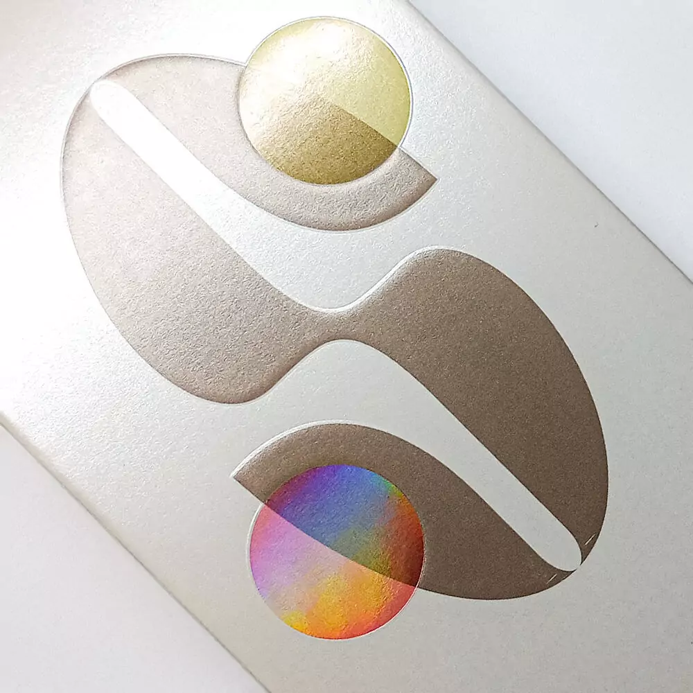 Impresa de packaging de alta calidad con detalles metálicos y acabados premium. Estampado holográfico.