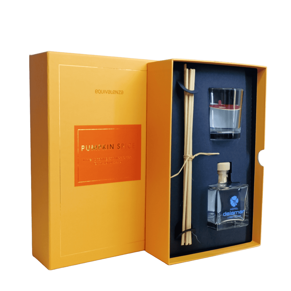 Elegante caja de packaging de Leca Graphics para productos premium, incluye vaso, aromatizador y palillos, ideal para regalos exclusivos y presentaciones sofisticadas.